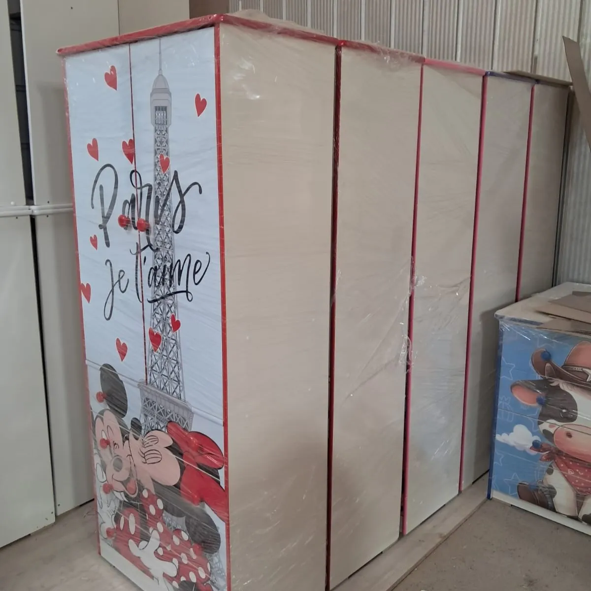 Closet temático París con Torre Eiffel y Mickey Mouse