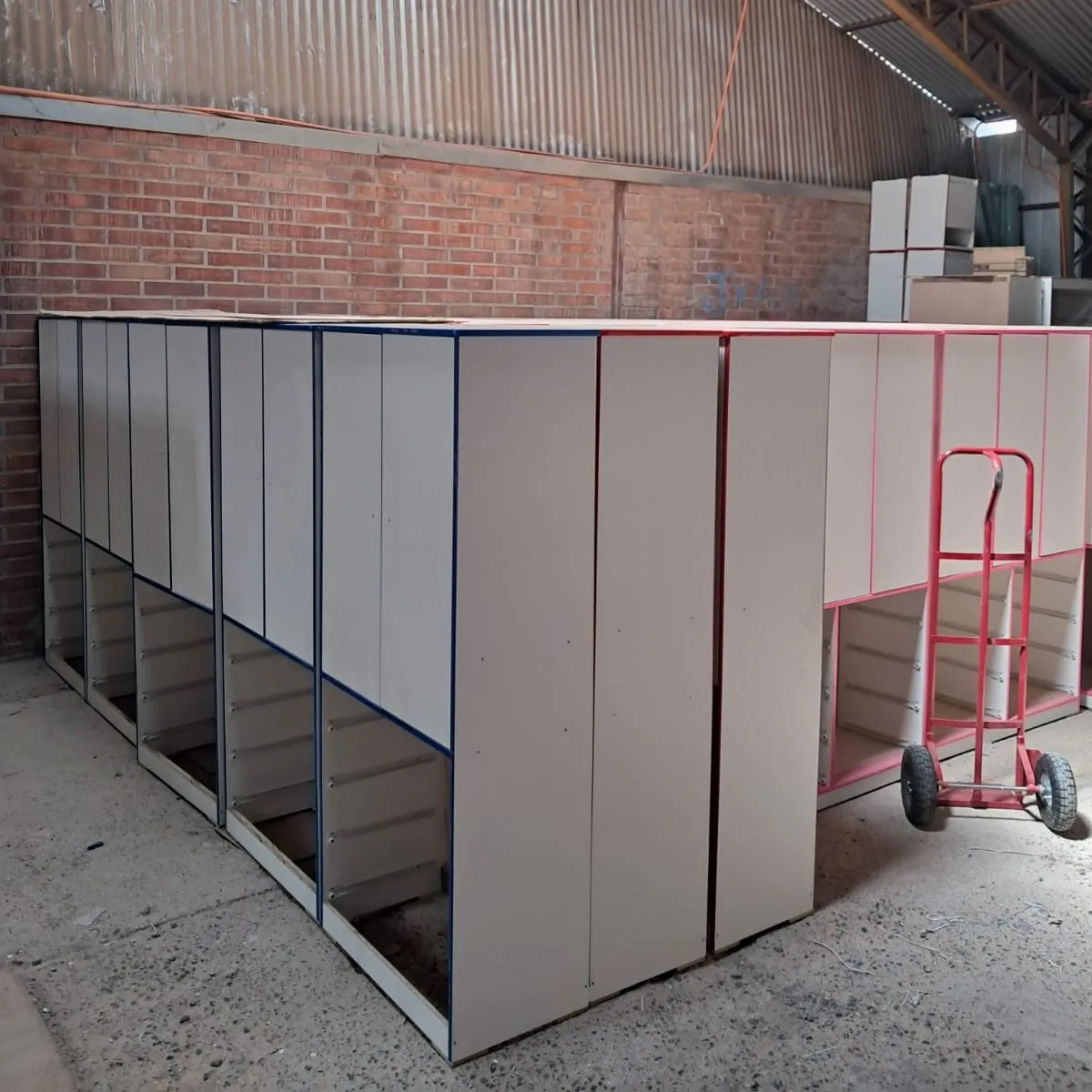 Stock de muebles en bodega: Estructuras de melamina blanca