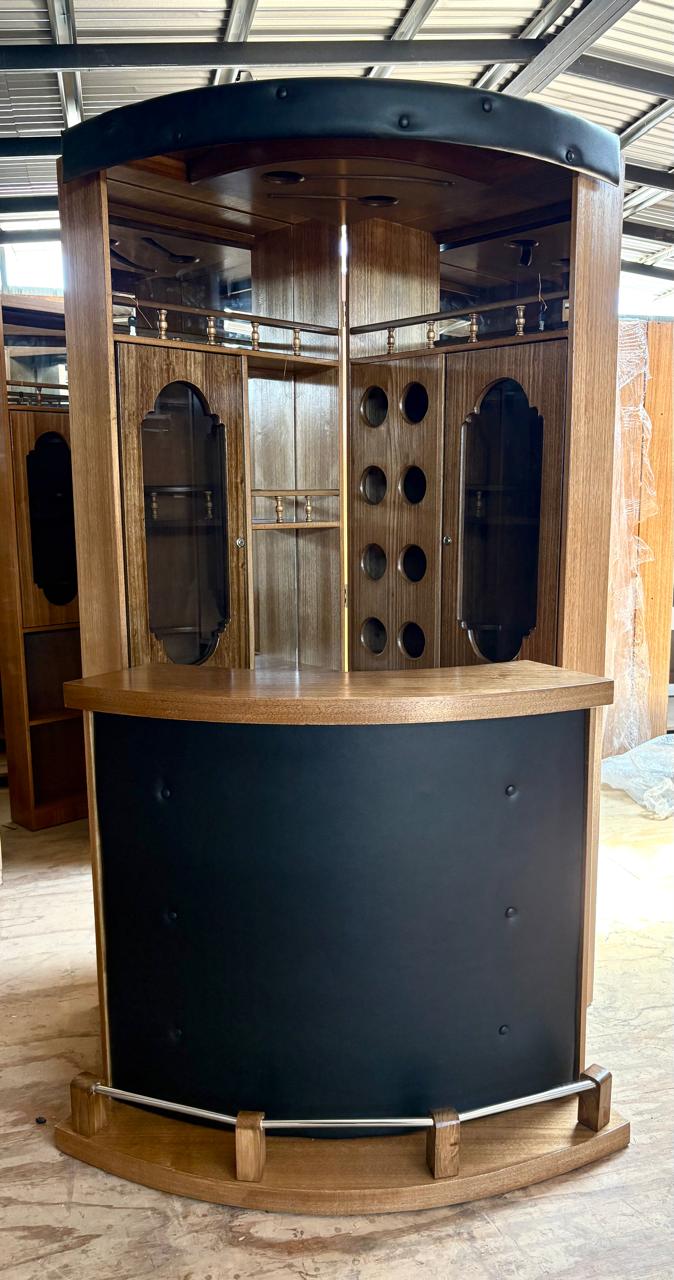 Mueble bar de madera moderno