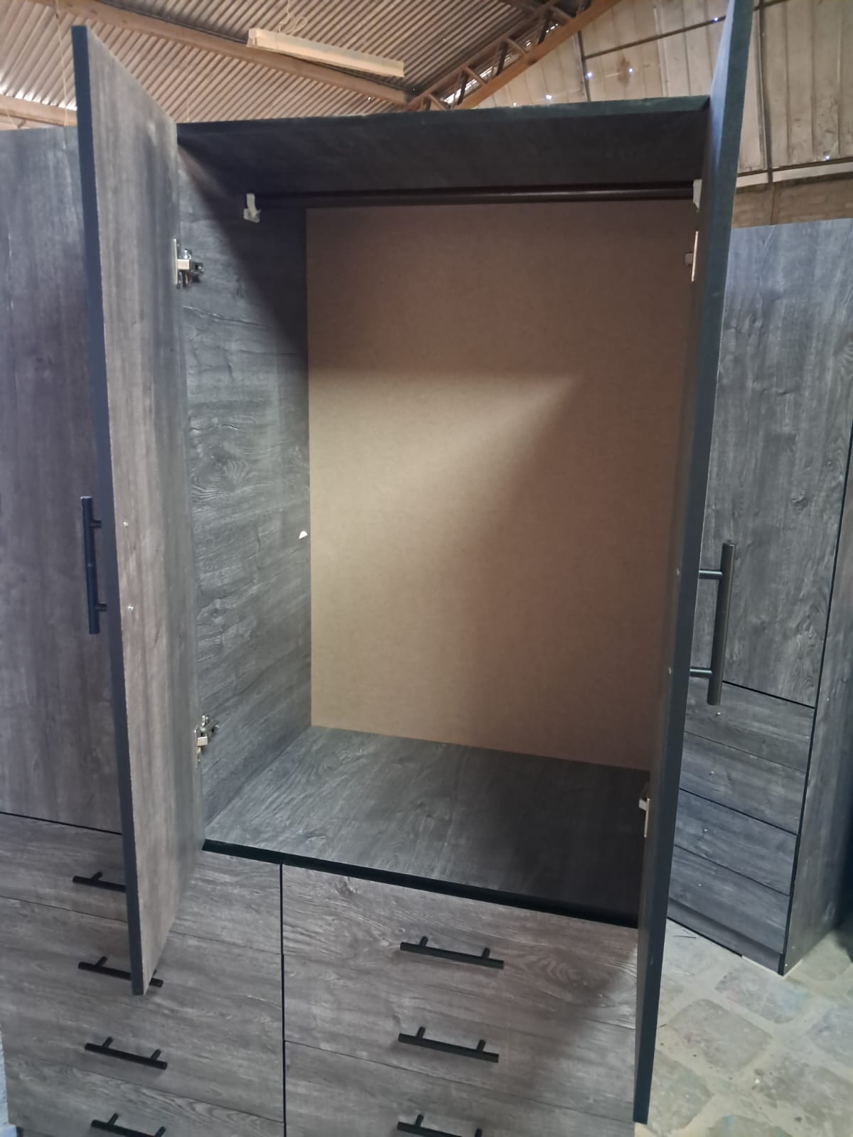 Interior clóset adulto con cajones