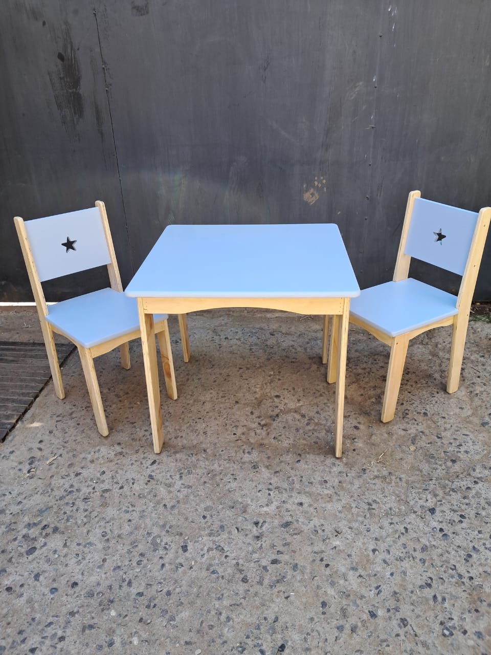 Mesa infantil color rosado con sillas